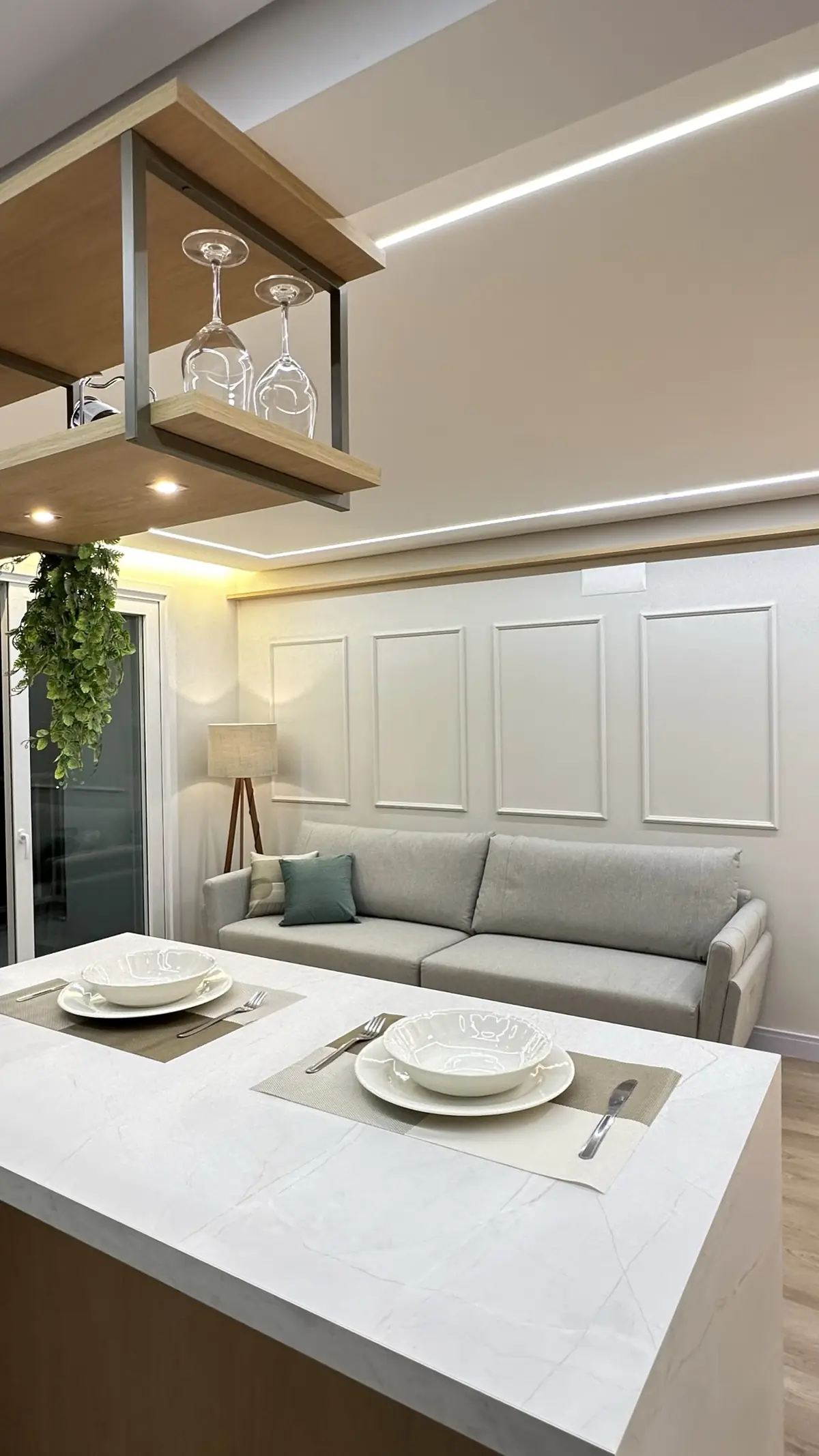 Sala de jantar integrada à cozinha planejada com acabamento amadeirado